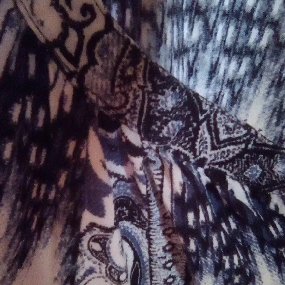 Fig and Flower Navy and Cream Paisley Blouse - Picture 3 of 13